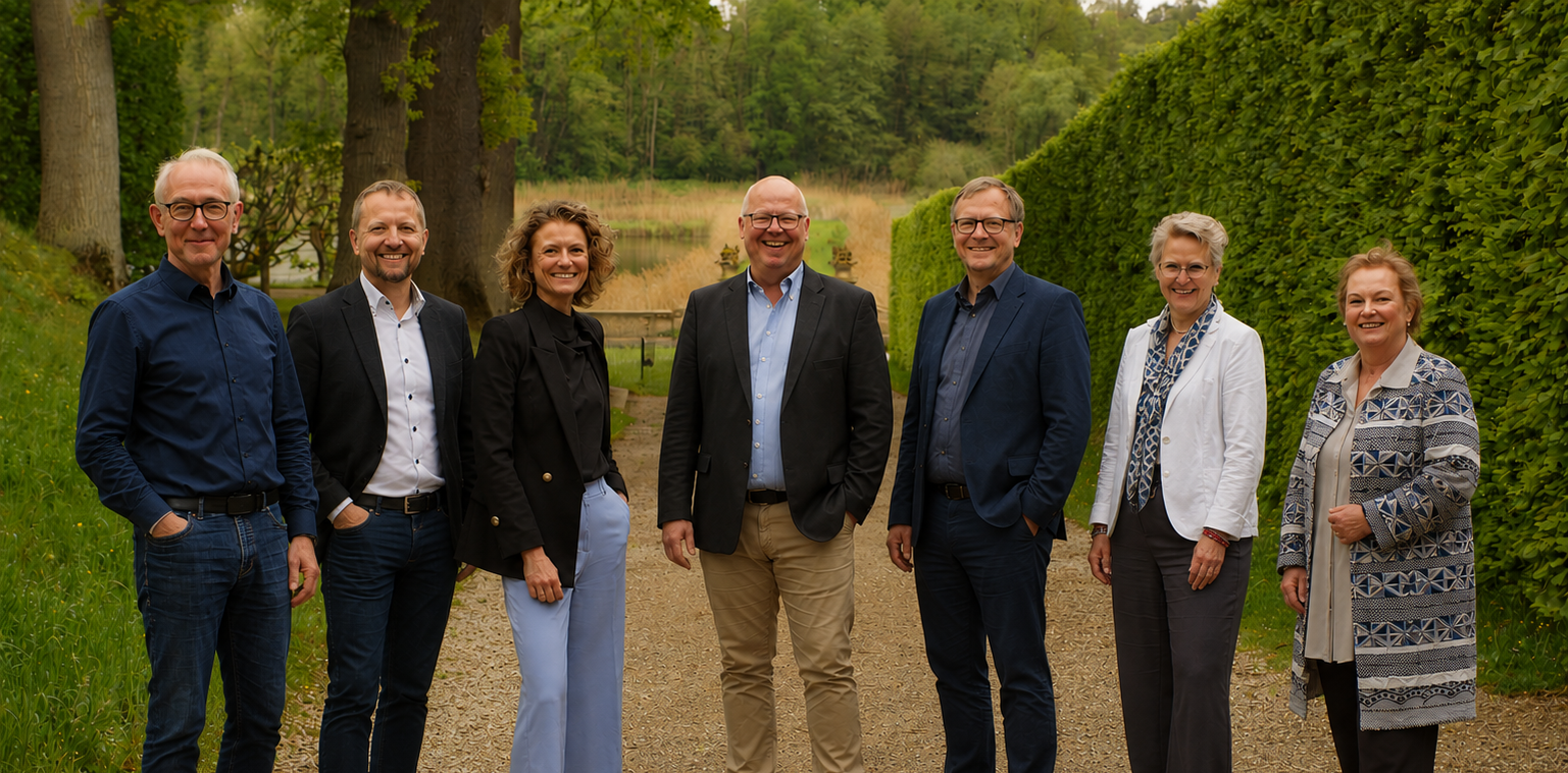 Das Institut für Transformationsmanagement präsentiert ein engagiertes Team in einer natürlichen Umgebung. | © Institut für Transformationsmanagement